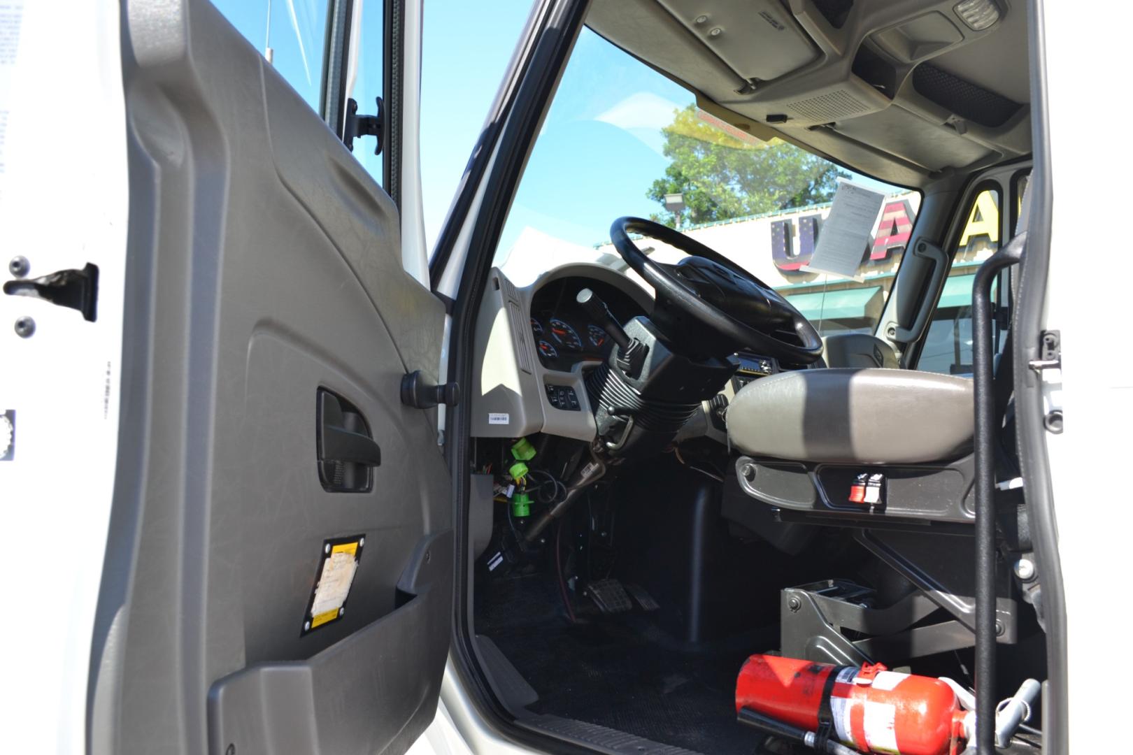 2018 WHITE /GRAY INTERNATIONAL 4300 with an CUMMINS ISB 6.7L 240HP engine, EATON FULLER PROCISION AUTOMATIC transmission, located at 9172 North Fwy, Houston, TX, 77037, (713) 910-6868, 29.887470, -95.411903 - Photo#14